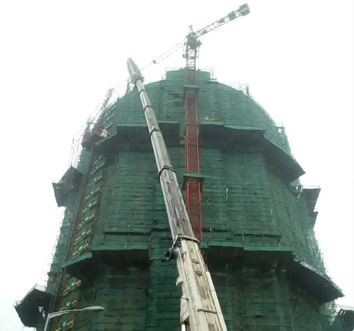 桂林市吊车在工地上作业
